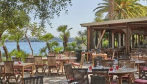 Meilleur restaurant pour manger les pieds dans l'eau : Restaurant La Tonnelle, Côte d'Azur, France